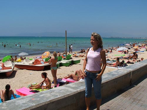 En el Paseo Marítimo de la Playa de Palma se puede pasear, montar en bicicleta o patinar