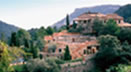 Valldemossa, son pueblos en la sierra de Tramuntana, donde podrás disfrutar de bellos paisajes y visitar la Cartuja, donde vivió Fréderic Chopin