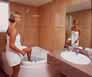 Podrás disfrutar de un baño con Jacuzzy y secador de pelo en las Habitaciones Superiores / You would like to enjoy of a bathroom with jacuzzy and hairdryer