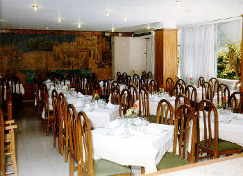 Restaurante con buffet completo frío y caliente para desayuno, almuerzo y cena.